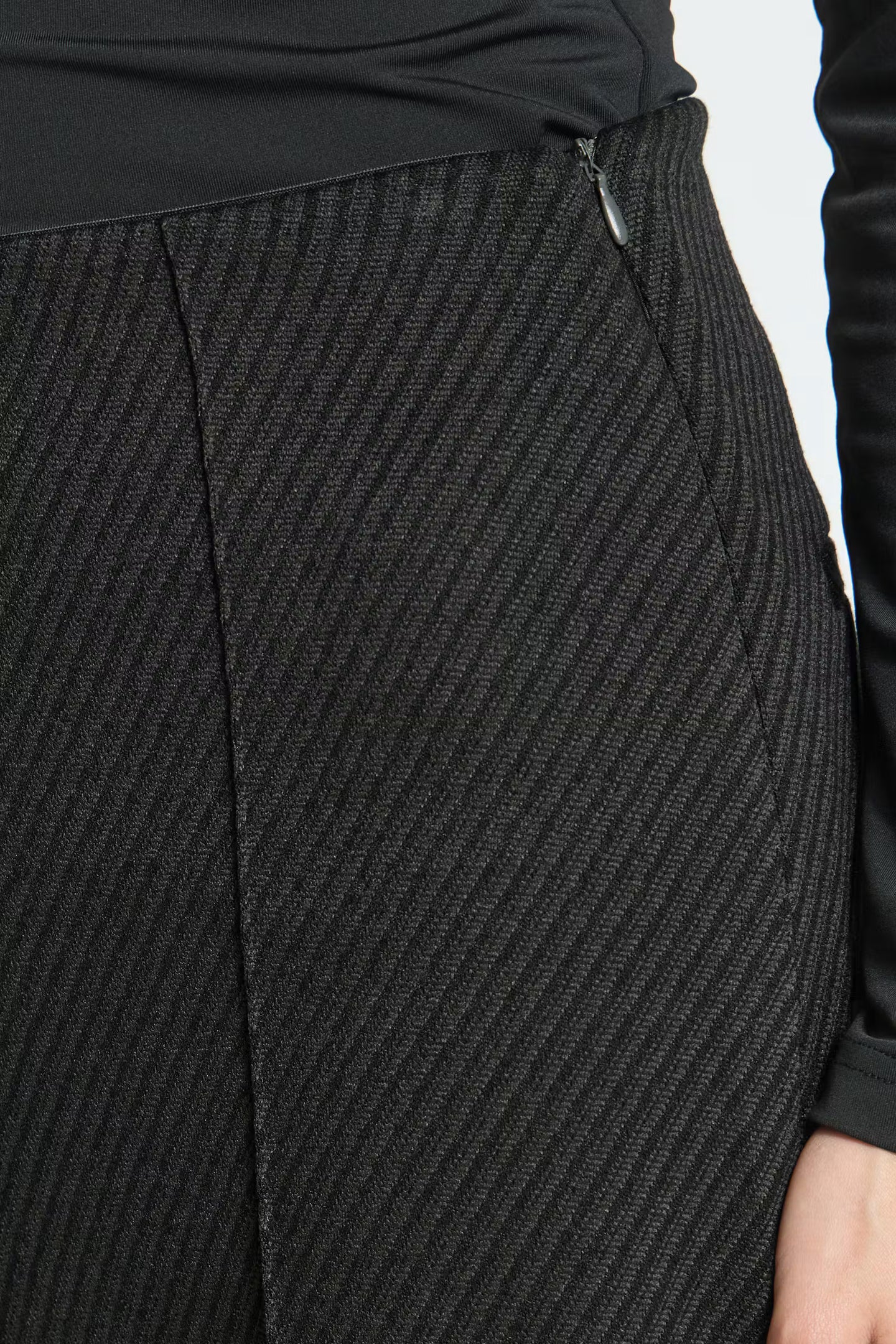 ICHI Twillish Wide Pant in black textured fabric with waistband and side zipper detail