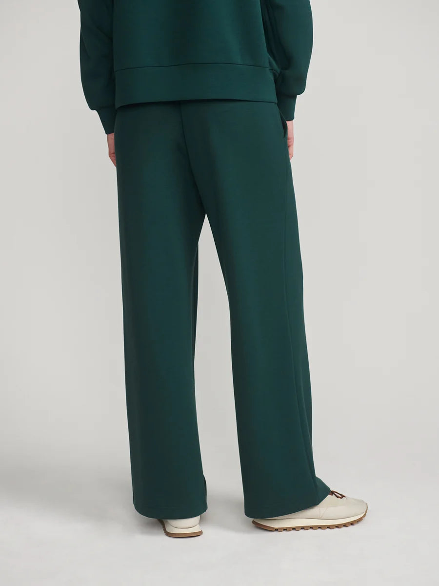 Varley Ponderosa Pine The Wide Leg Pant 30 in dark green with wide legs and sneakers
