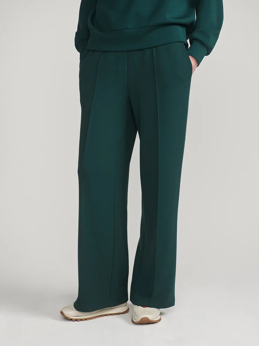 Varley Ponderosa Pine The Wide Leg Pant 30 in dark green with wide legs and sneakers
