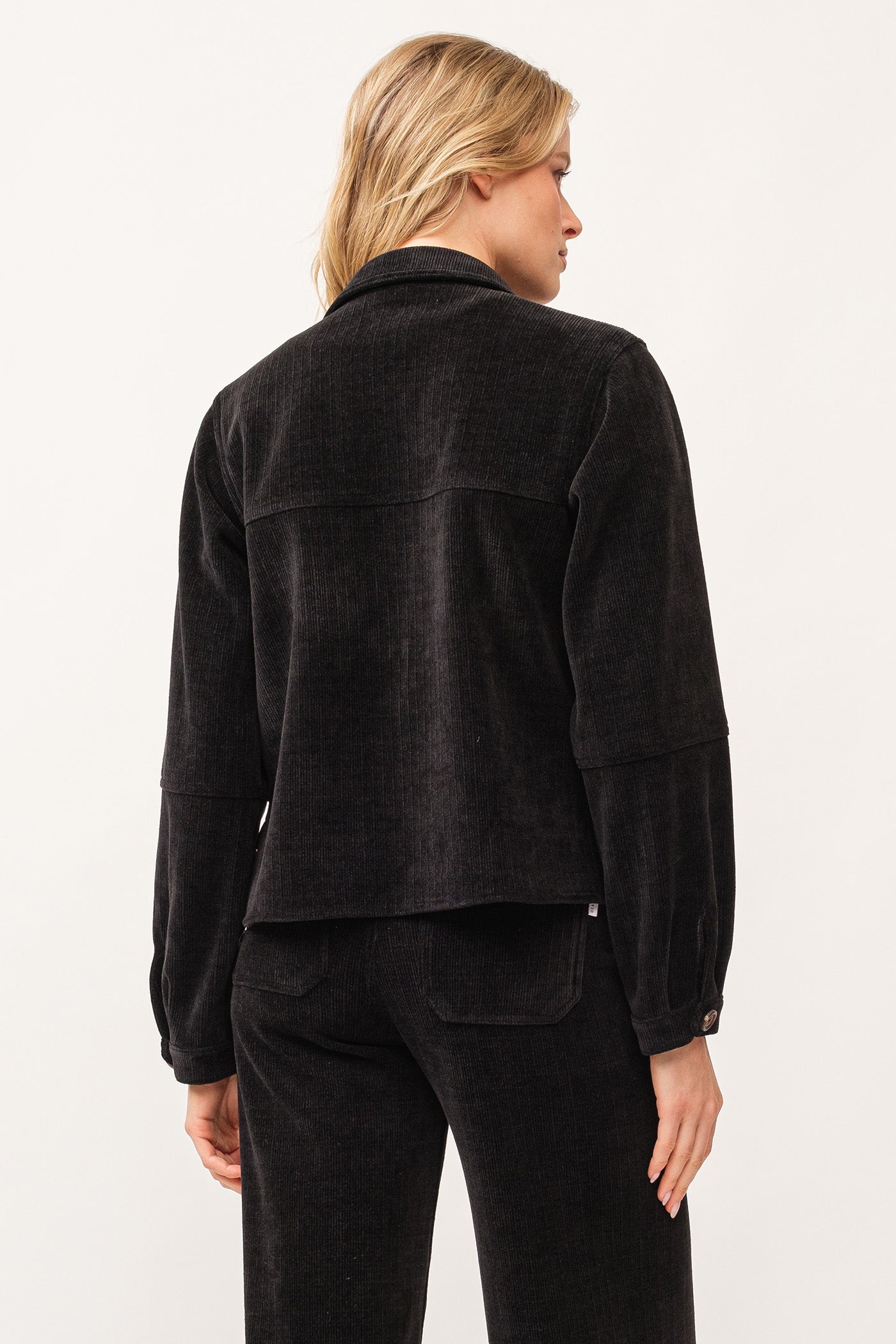 Simulated alt text for Black Cropped Gina Card Jacket for bella-jules-fashion-boutique.myshopify.com. You are an expert SEO agent. You will generate an ALT text for this image. <Product_Context> Only use the following explicitly enabled Shopify catalog context: ...