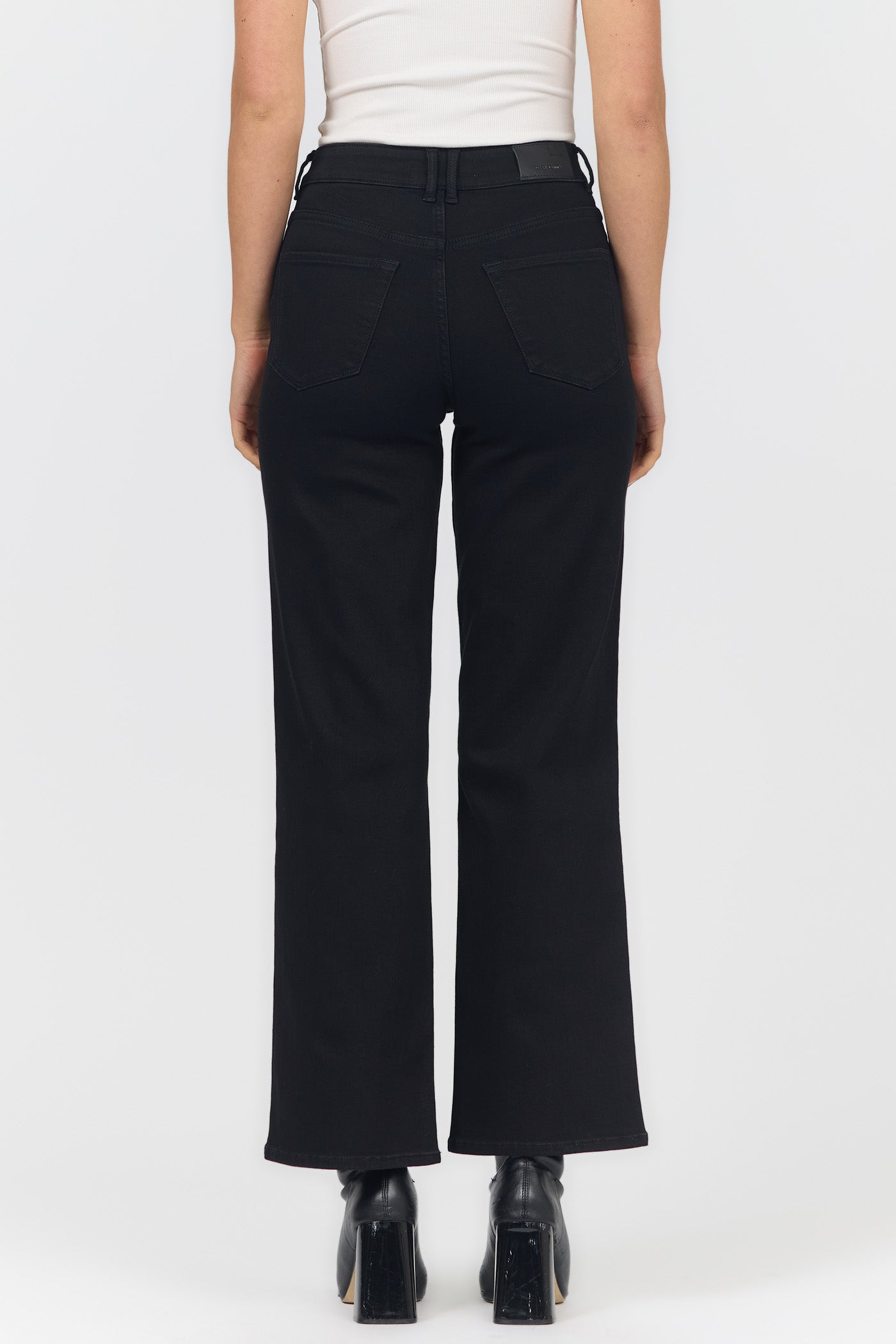 Simulated alt text for Holly Black Arrow Jeans for bella-jules-fashion-boutique.myshopify.com. You are an expert SEO agent. You will generate an ALT text for this image. <Product_Context> Only use the following explicitly enabled Shopify catalog context: ...