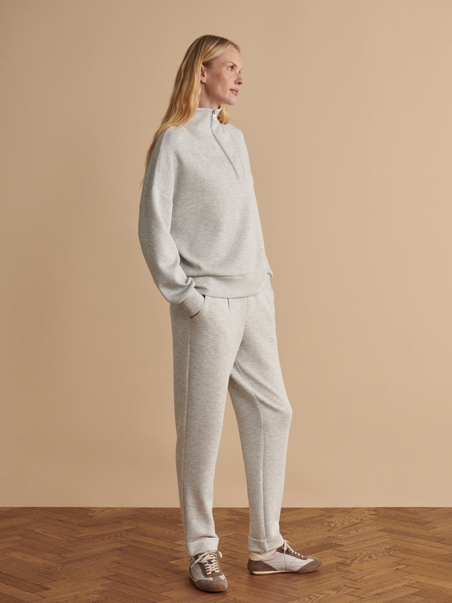 Varley Light Grey Marl The Rolled Cuff Pant 25 worn with a matching sweatshirt